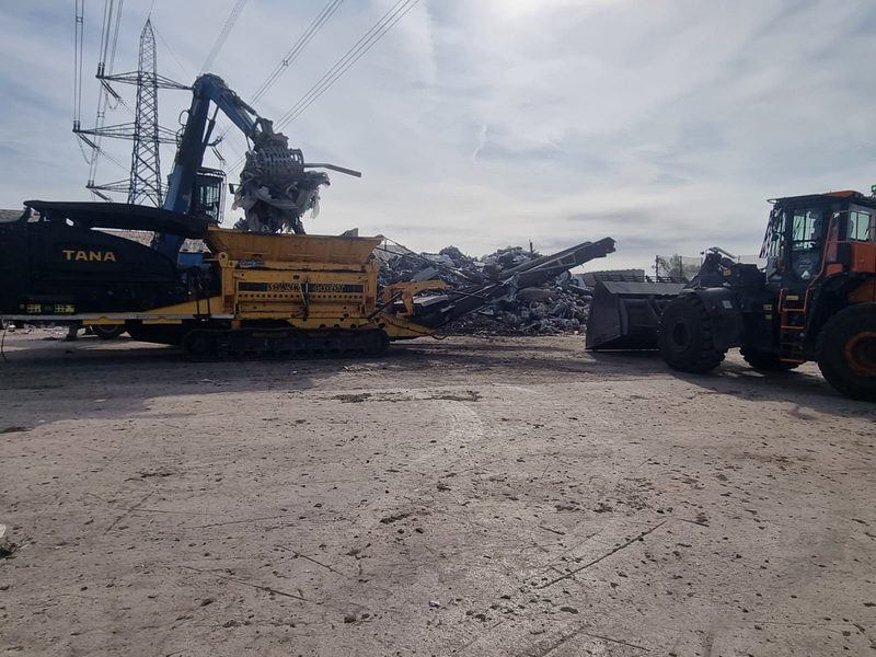 Mobile shredder, material handler and loading shovel working together on the EK Recycling yard